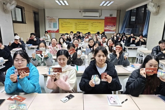 考研加油站：芳姐暖心送热饮，温暖你的备考时光